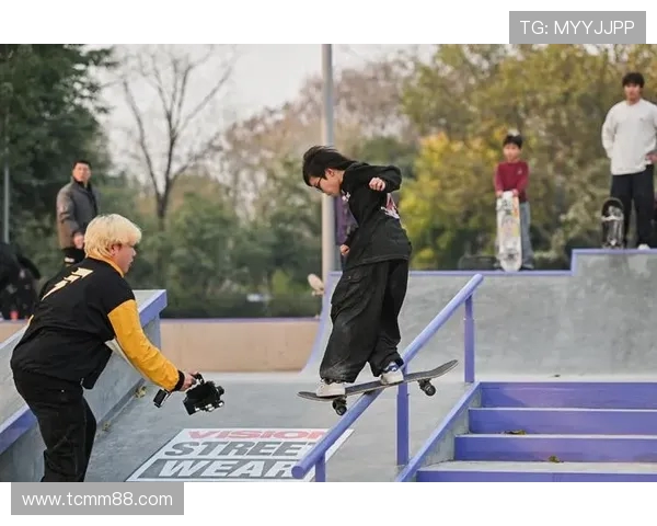 重庆滑板队状态引发热议球迷与专家各执己见的背后故事 重庆滑板队状态引发热议球迷与专家各执己见的背后故事