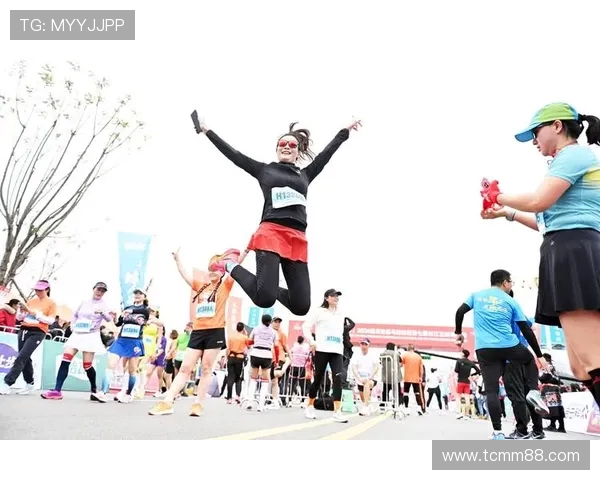 重庆街舞队在城市马拉松中逆袭展现青春活力与拼搏精神的精彩旅程