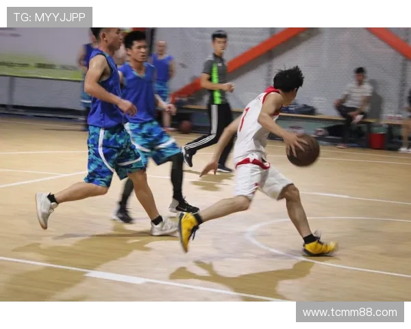 武汉篮球队快攻革新之路:战术创新与球员协作的完美结合 武汉篮球队快攻革新之路:战术创新与球员协作的完美结合